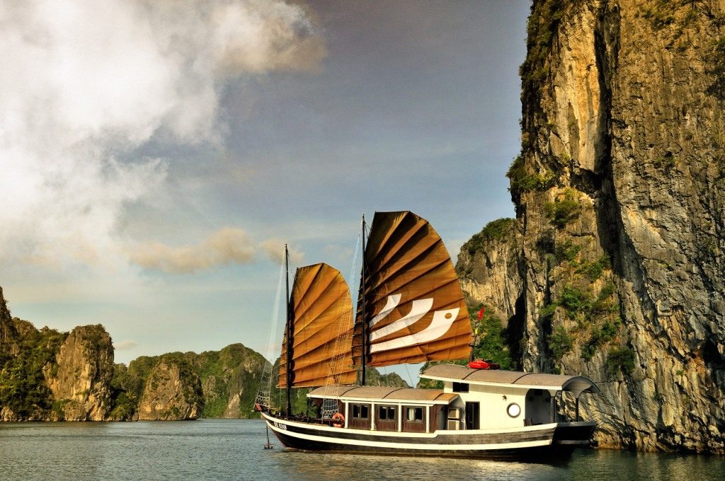 Halong Bay Day Tour by Junk